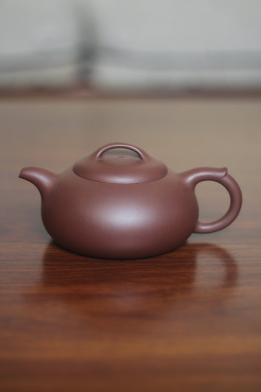 Teapot named guo qiao bian fu 280ml fully handmade by artist
