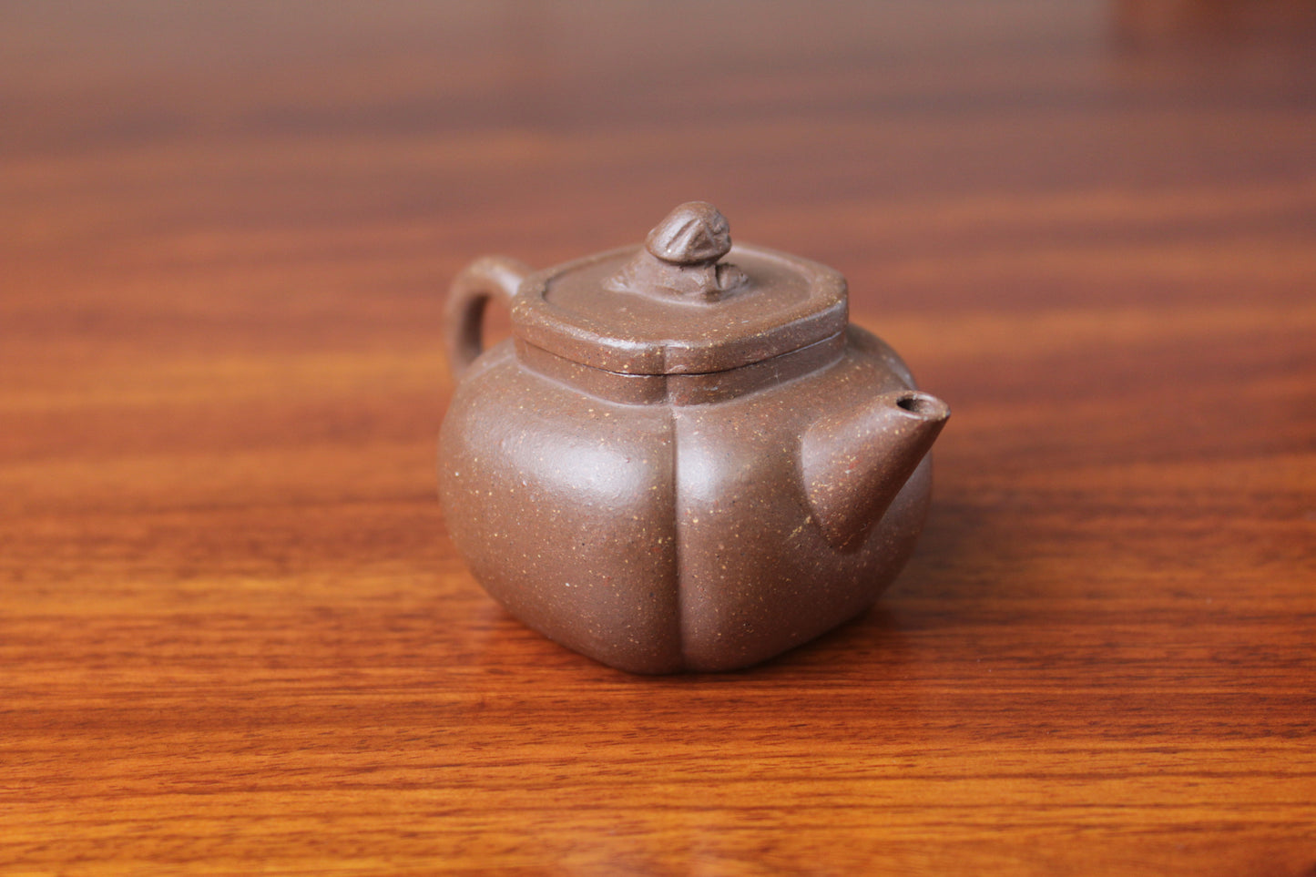 Left view of the Artistic teapot