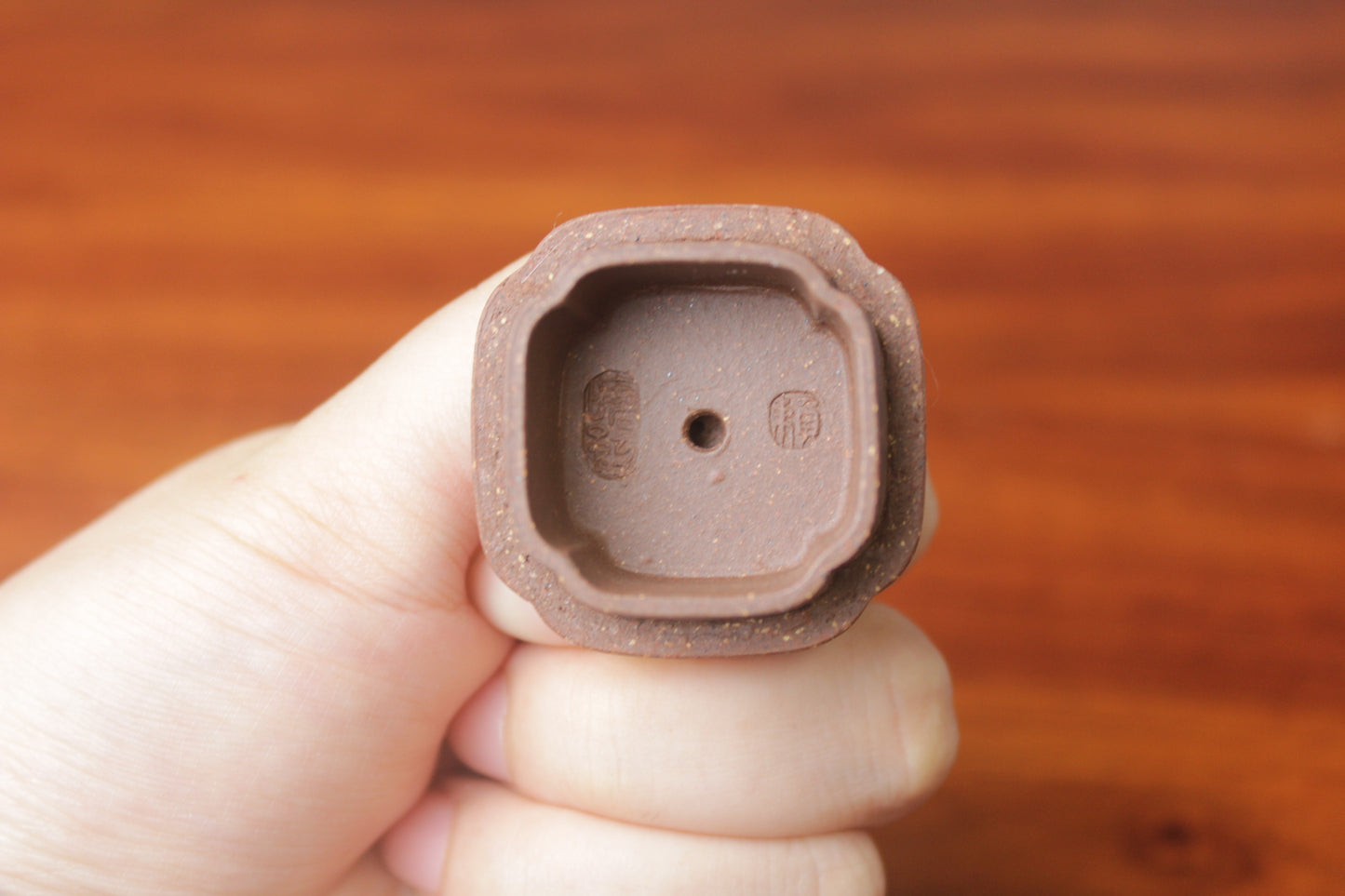 Lid mark of the Artistic teapot