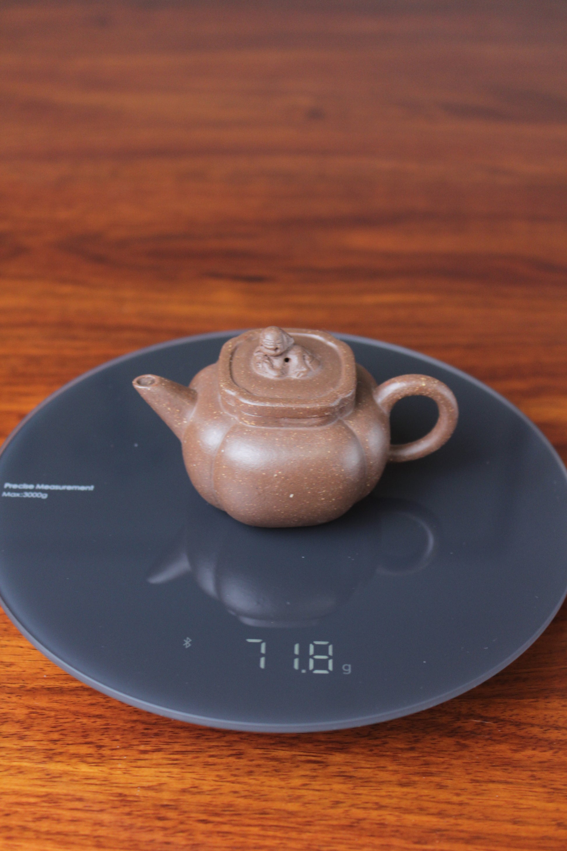 Weight of the Artistic teapot on the table