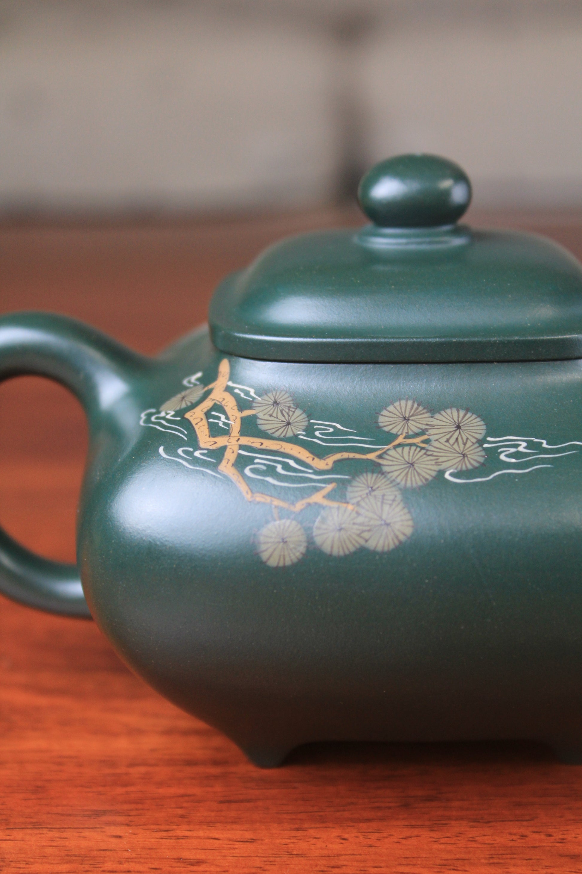 The pattern of the Artistic teapot from teapot artist on the table