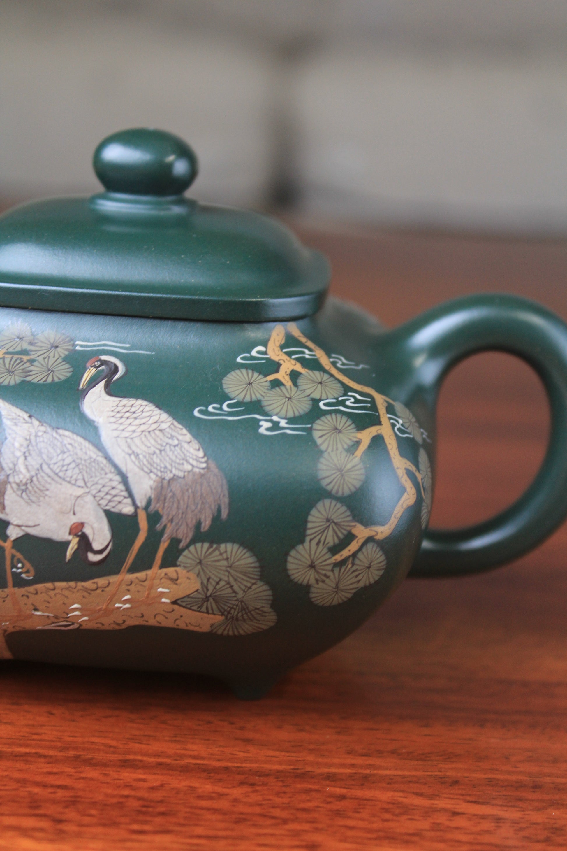 The detailed pattern of the Artistic teapot from teapot artist on the table