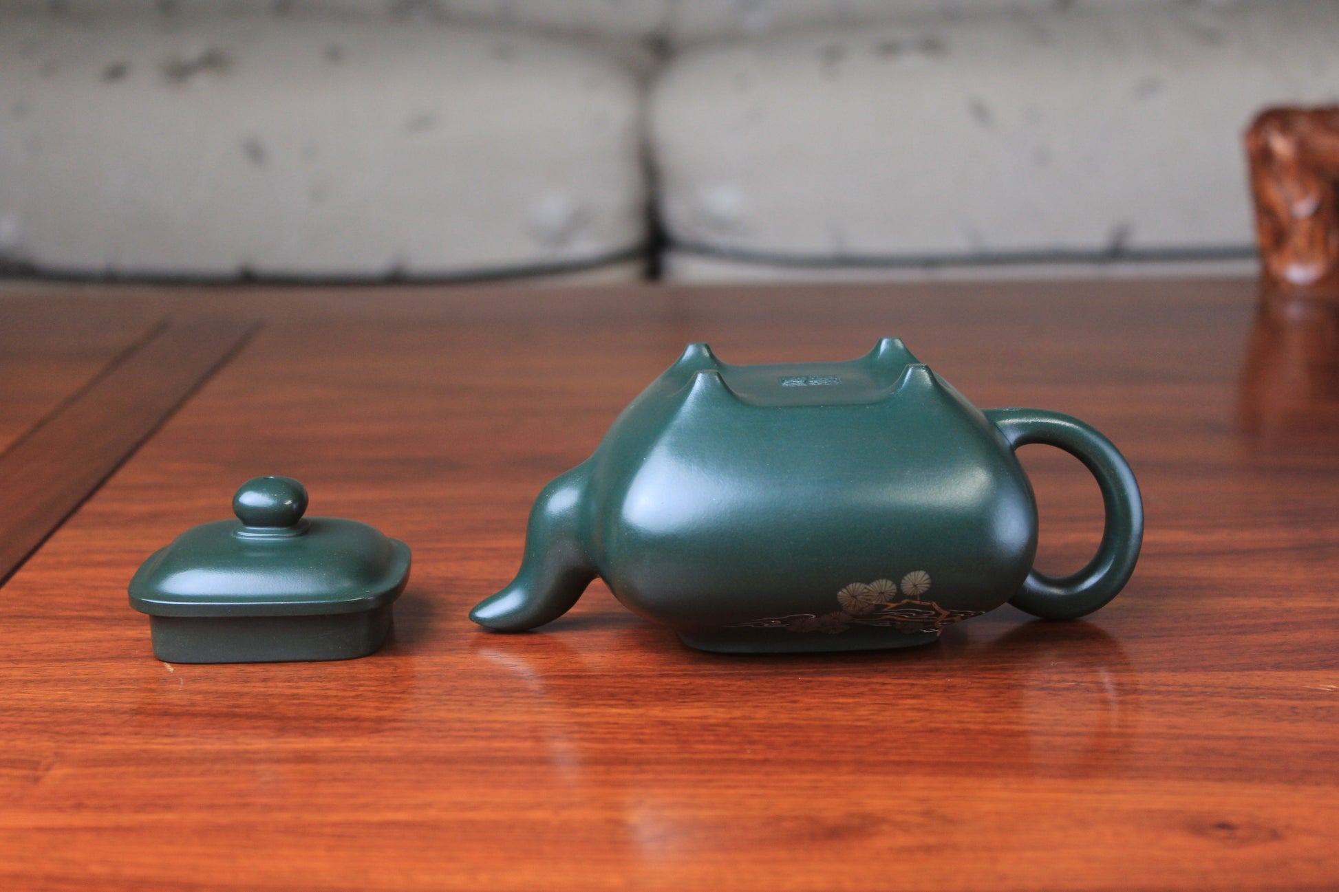 The bottom of the Artistic teapot from teapot artist on the table