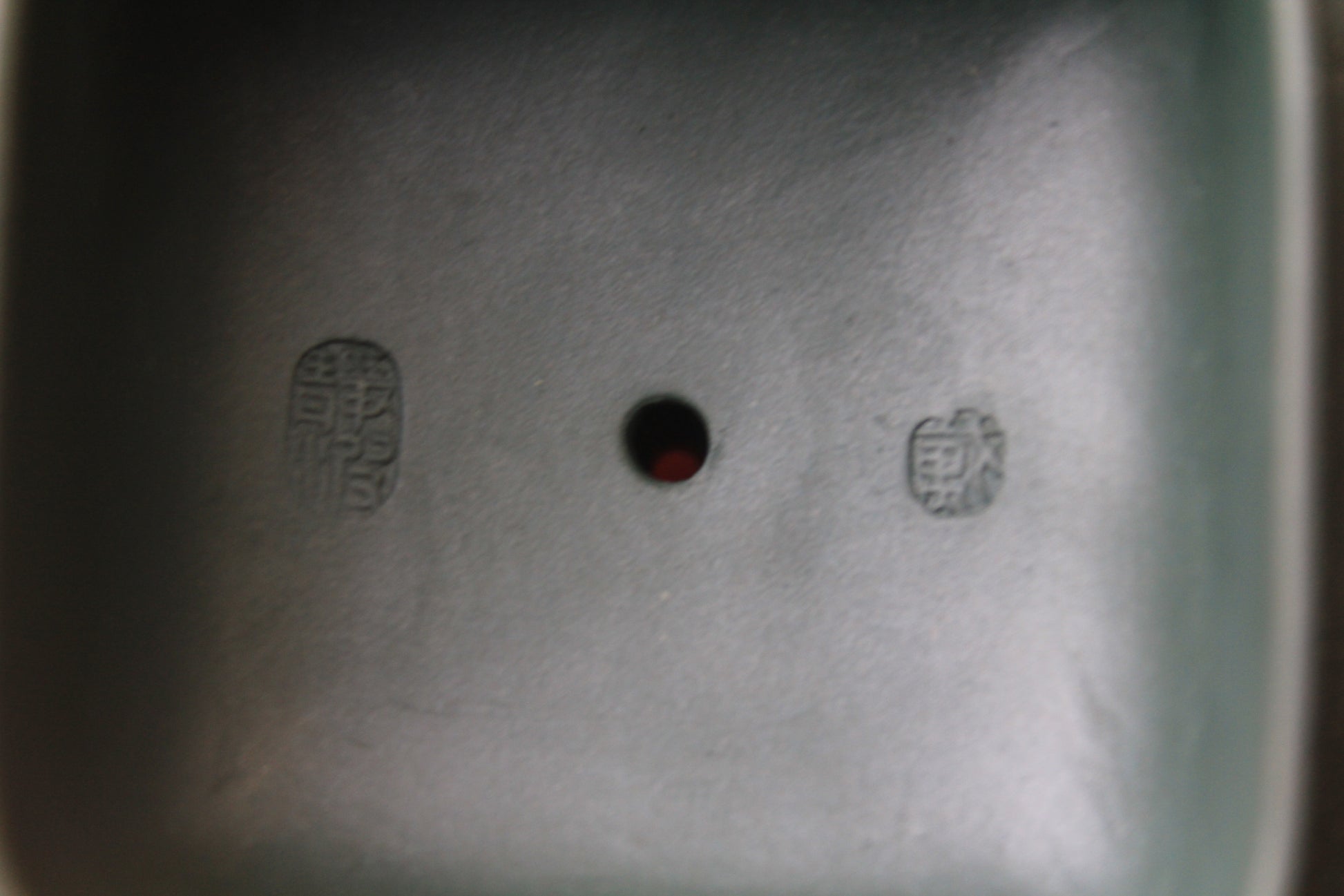 The lid marks of the Artistic teapot from teapot artist on the table