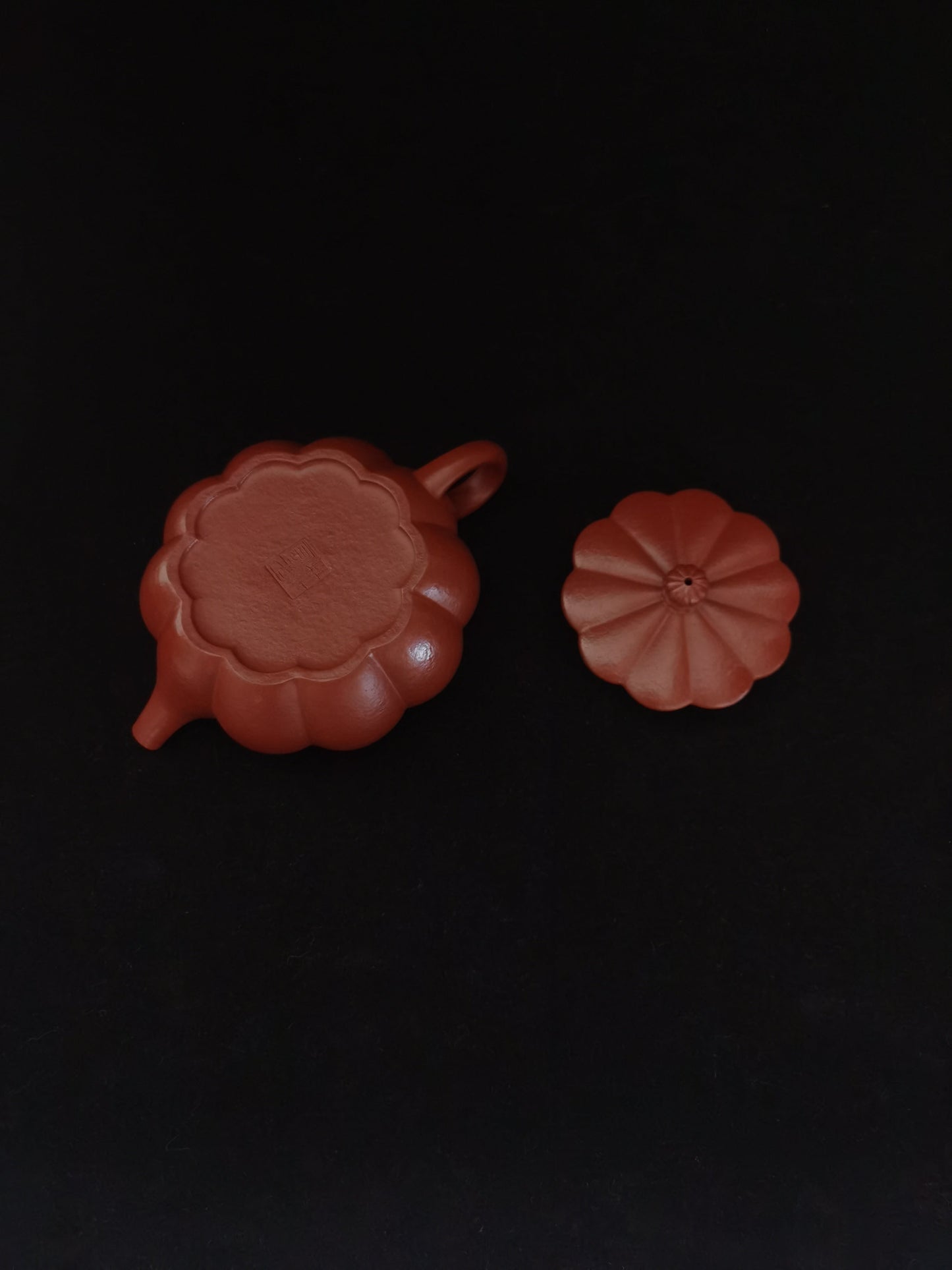 artistic teapots xu bian from zisha art gallery bottom | SiYuTao Teapot