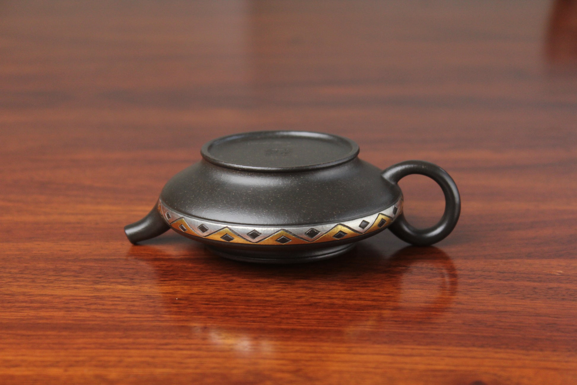 bottom of chinese pot made with purple clay from yixing zisha art gallery