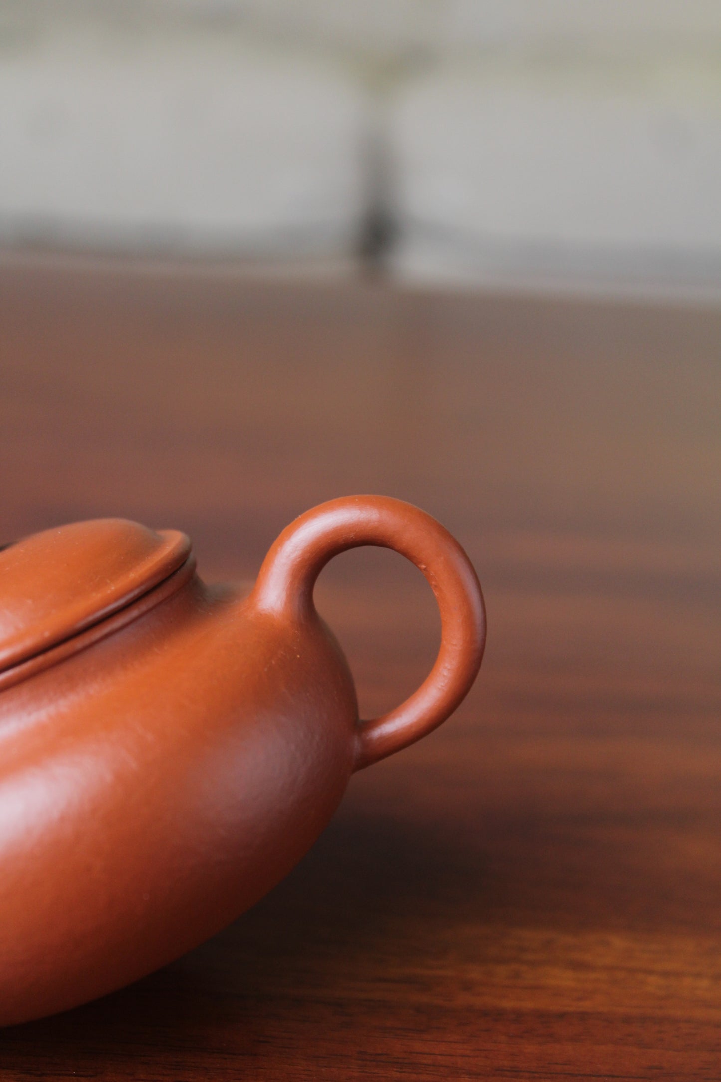 handle of the chinese teapot fang gu on the table