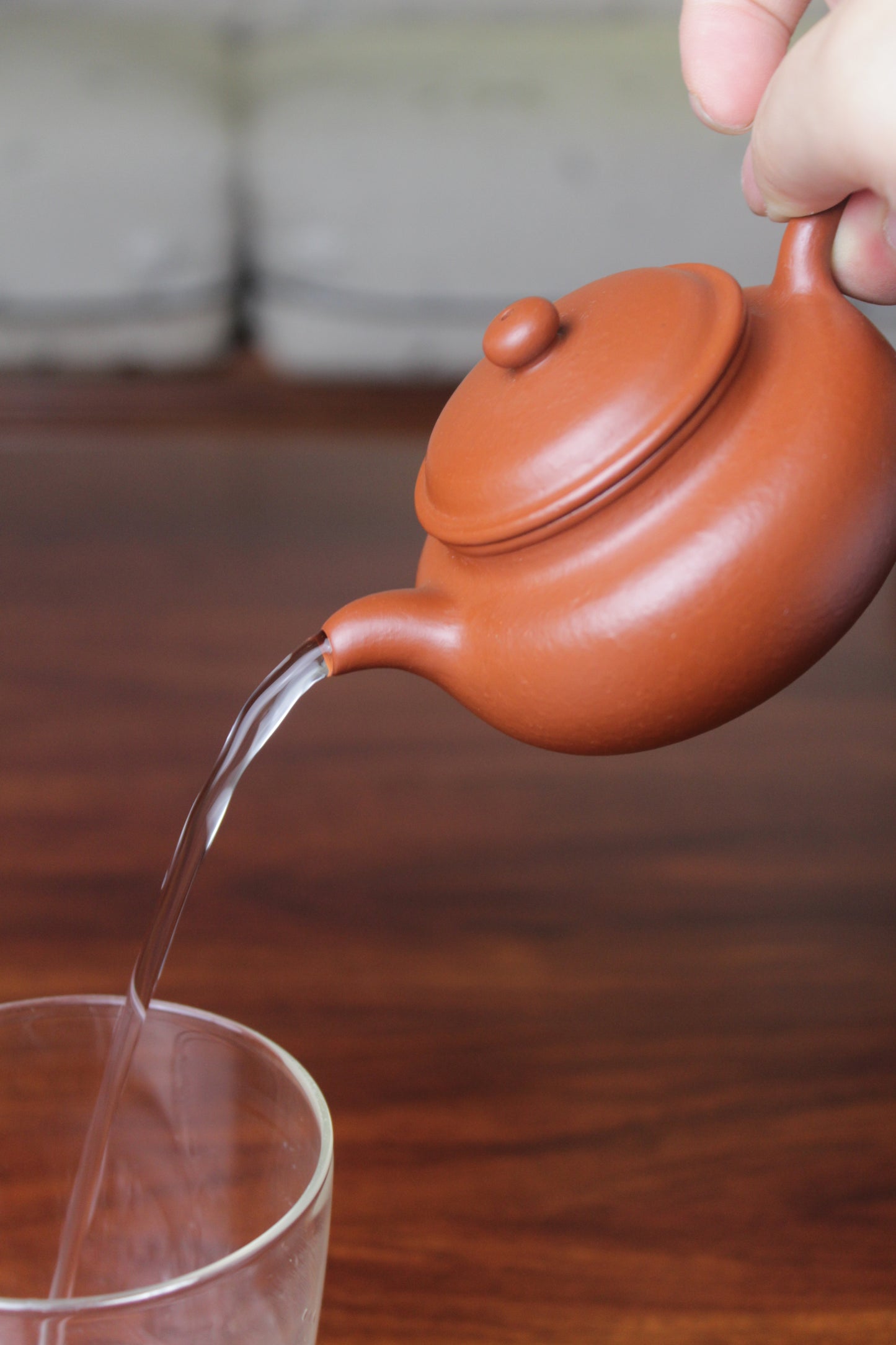 Pour of the chinese teapot fang gu
