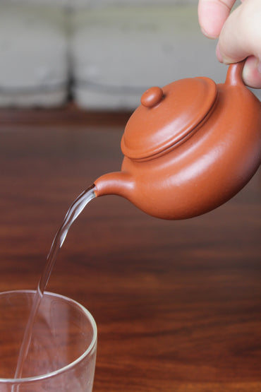 Pour of the chinese teapot fang gu