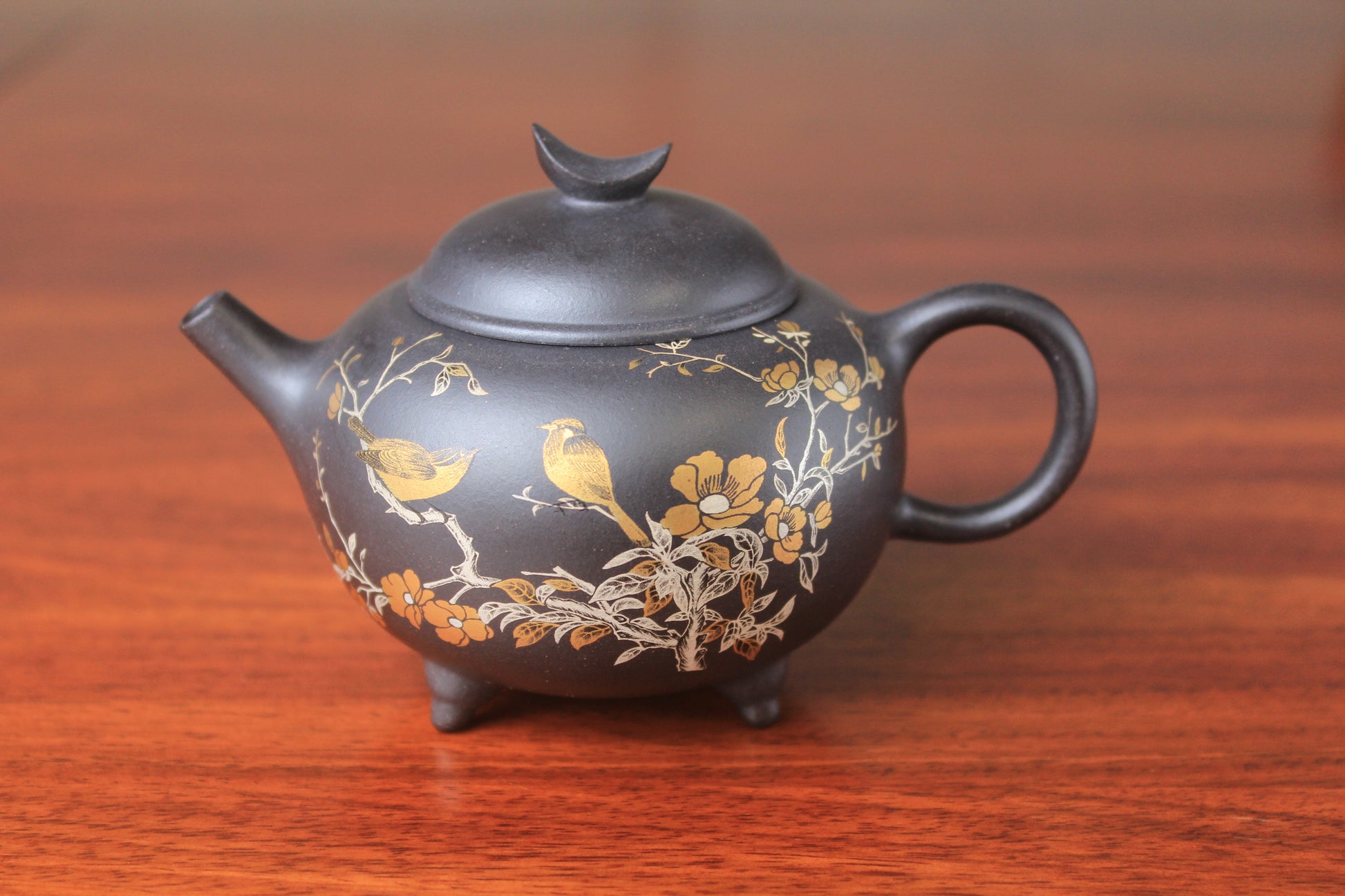 pattern of the chinese teapot on the table