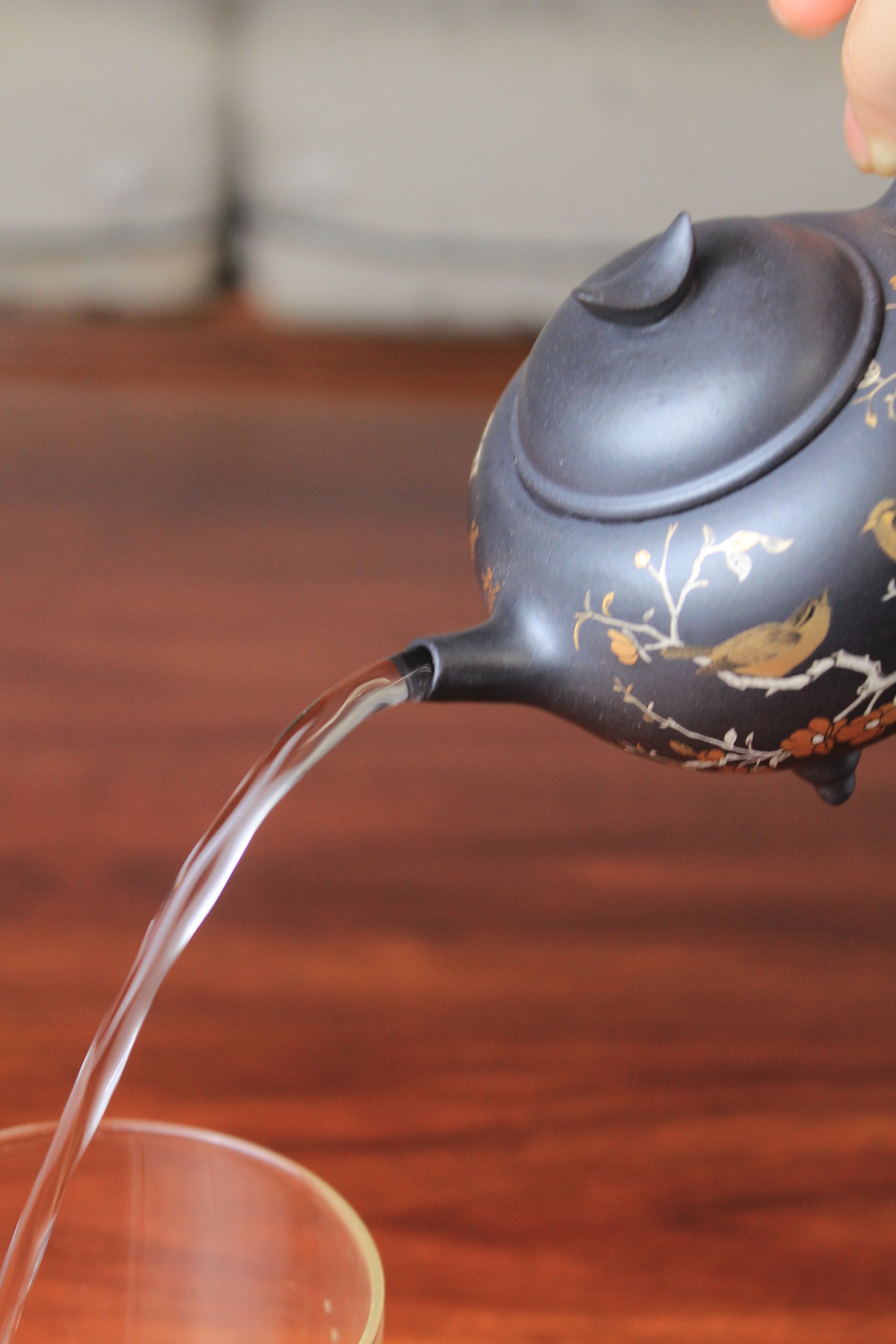 Pour of the chinese teapot on the table