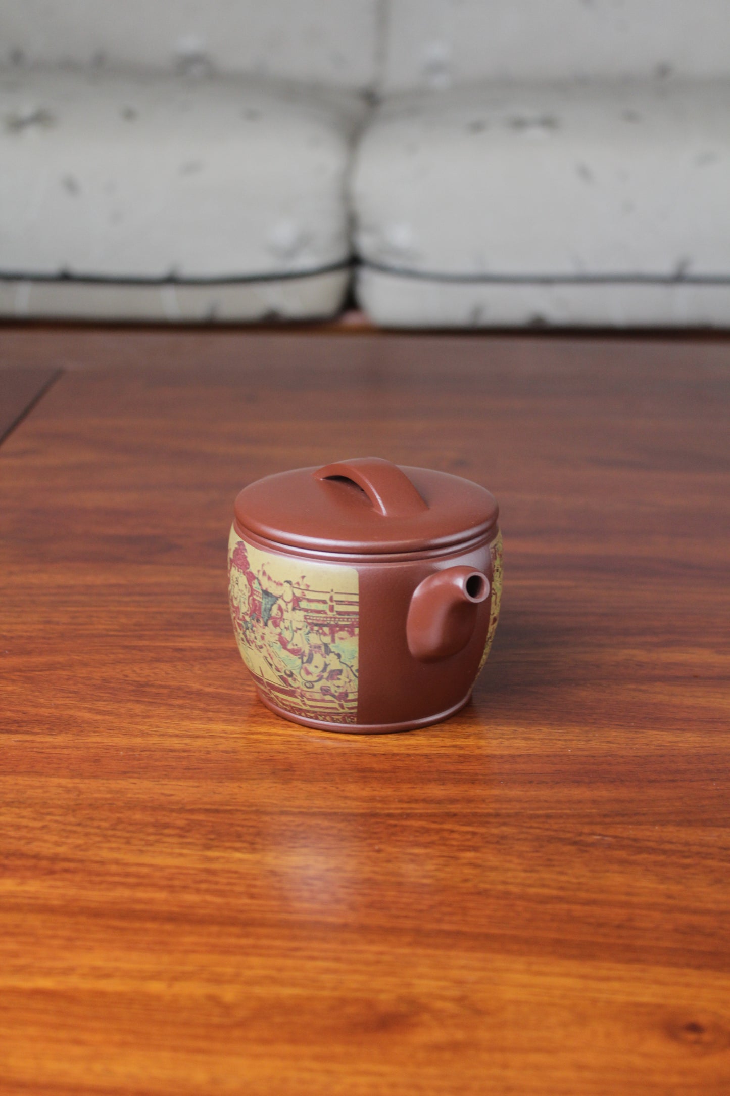 Right view of Collectible teapot named han wa on the table