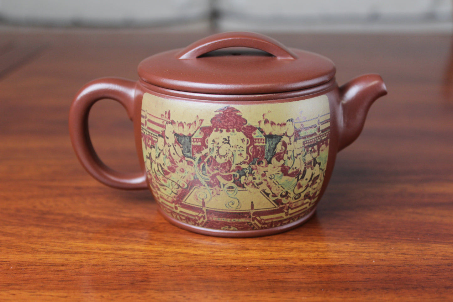 Pattern 2 of the Collectible teapot named han wa on the table