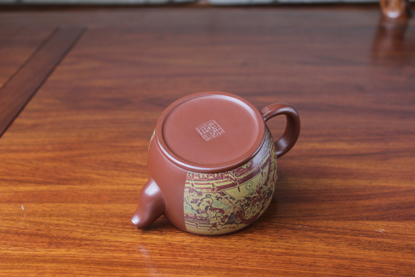 Bottom of the Collectible teapot named han wa on the table