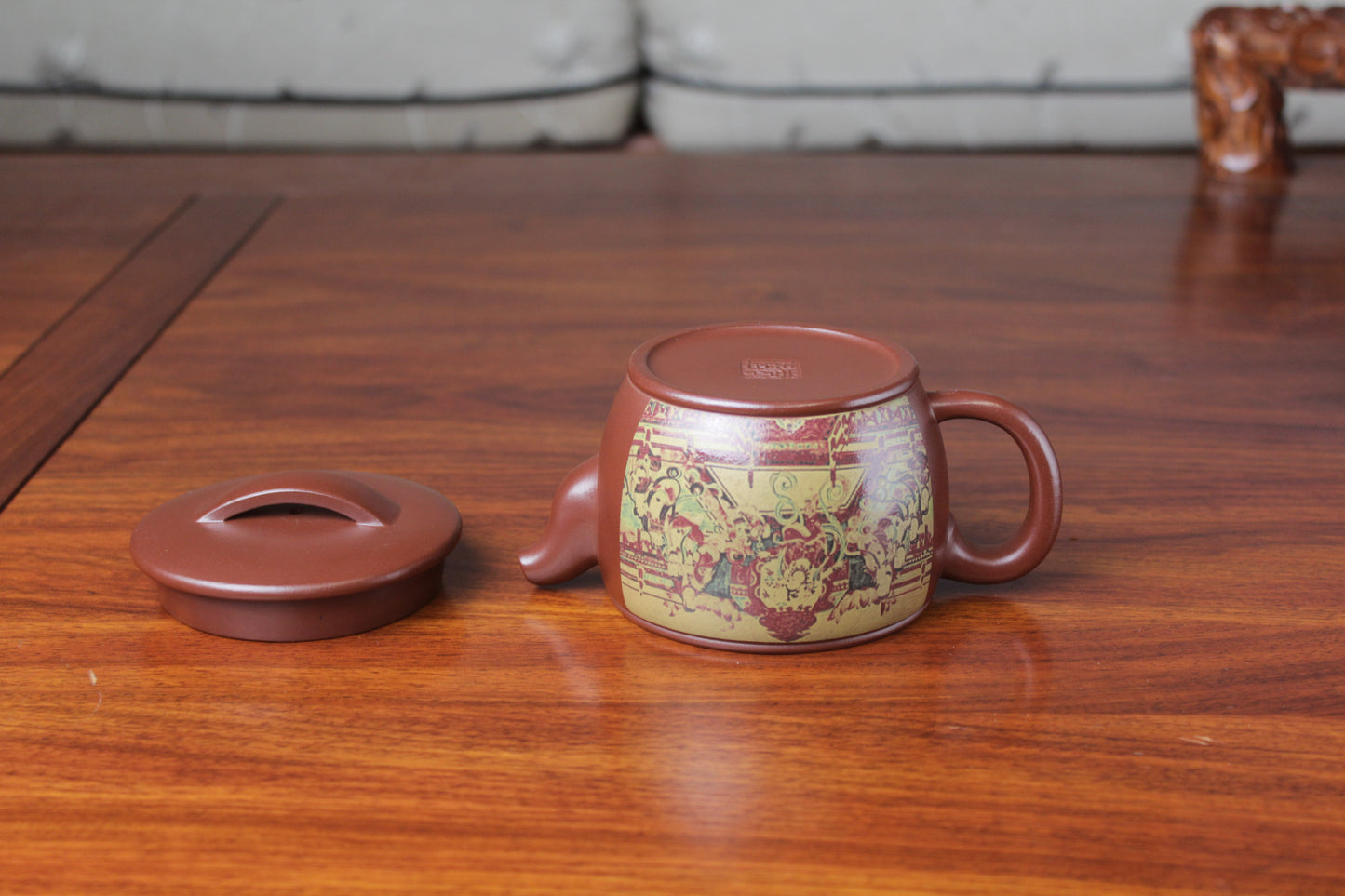 Lid and body of the Collectible teapot named han wa on the table
