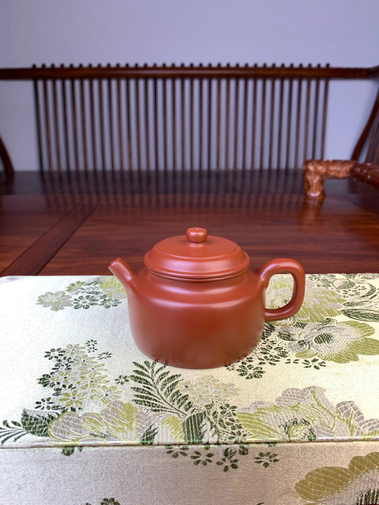 Handmade Yixing teapot de zhong on the table