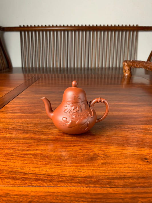 handmade yixing teapot si ting on the table