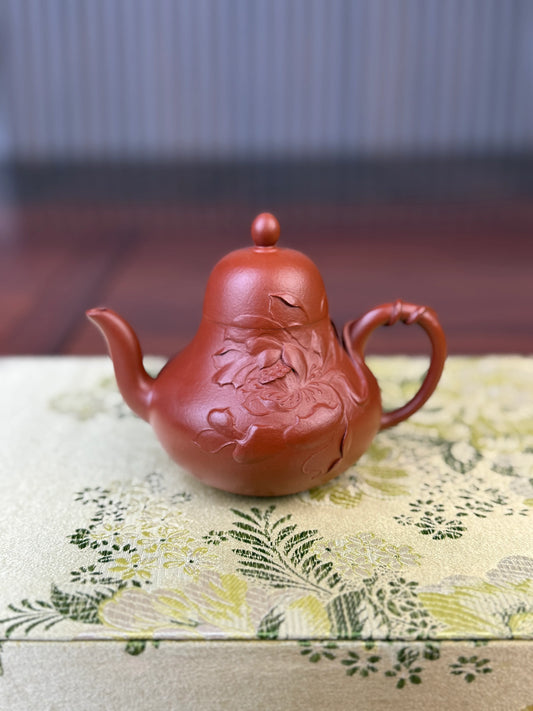 handmade yixing teapot si ting on the table