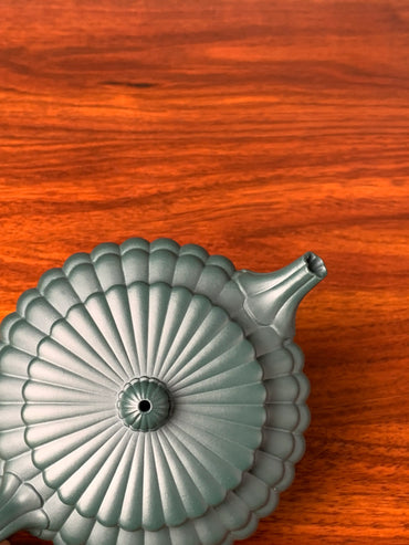 Looking down at the teapot zisha yun bian fully handmade