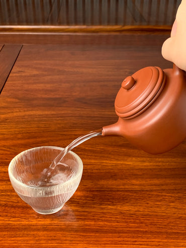 the perfect pour of the collectible teapot de zhong
