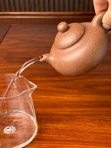 the pour of the zisha teapot is excellent