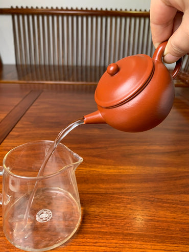 the pour of this collectible teapot is excellent