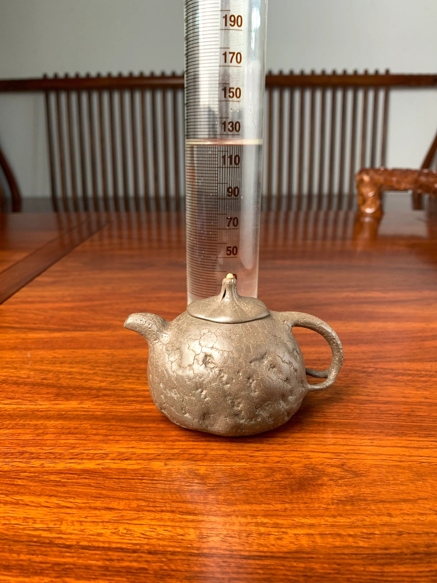 the capacity of the collectible teapot is 125ml