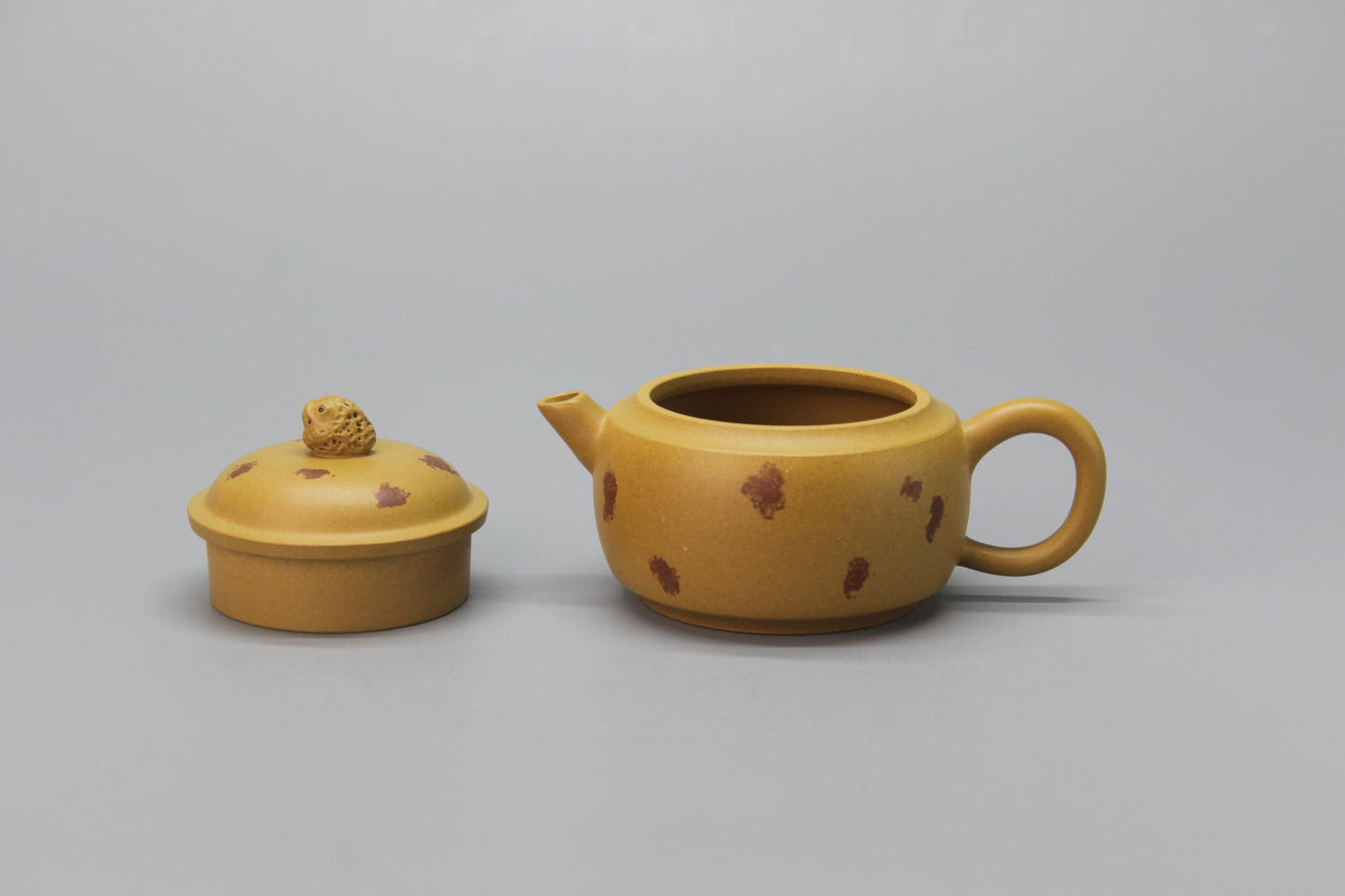 A cute small teapot for one details