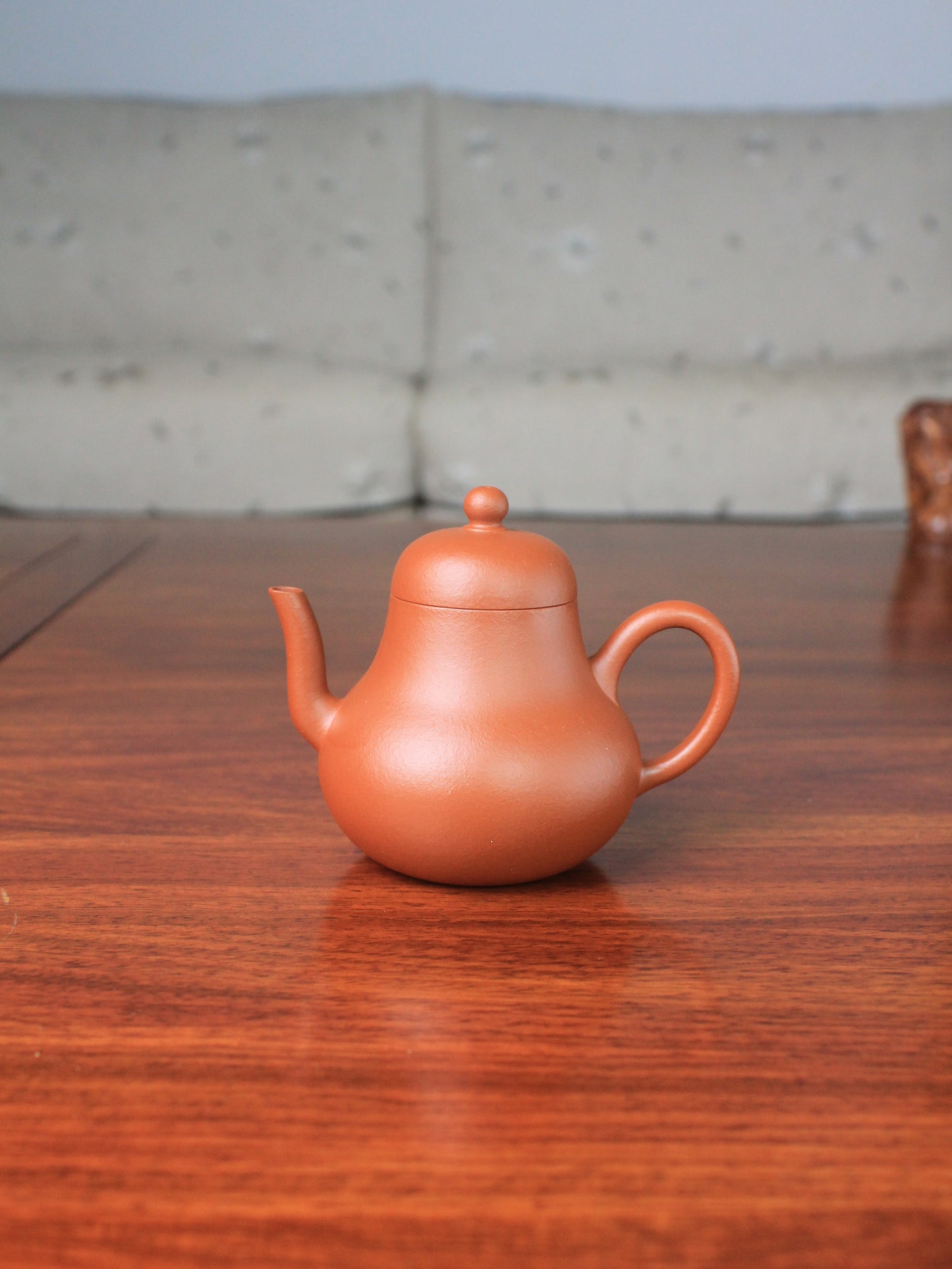 yi shing teapot si ting on the table