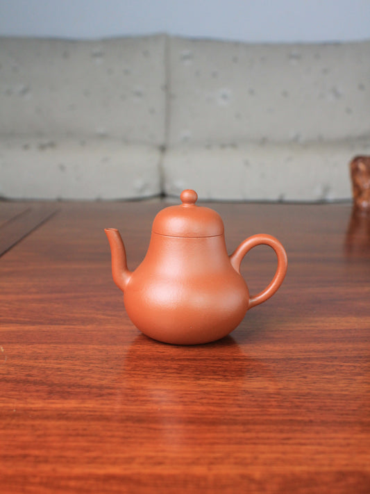 yi shing teapot si ting on the table