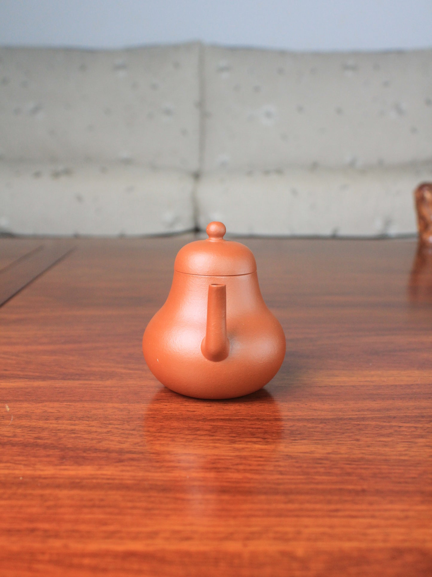 Front view of yi shing teapot si ting on the table