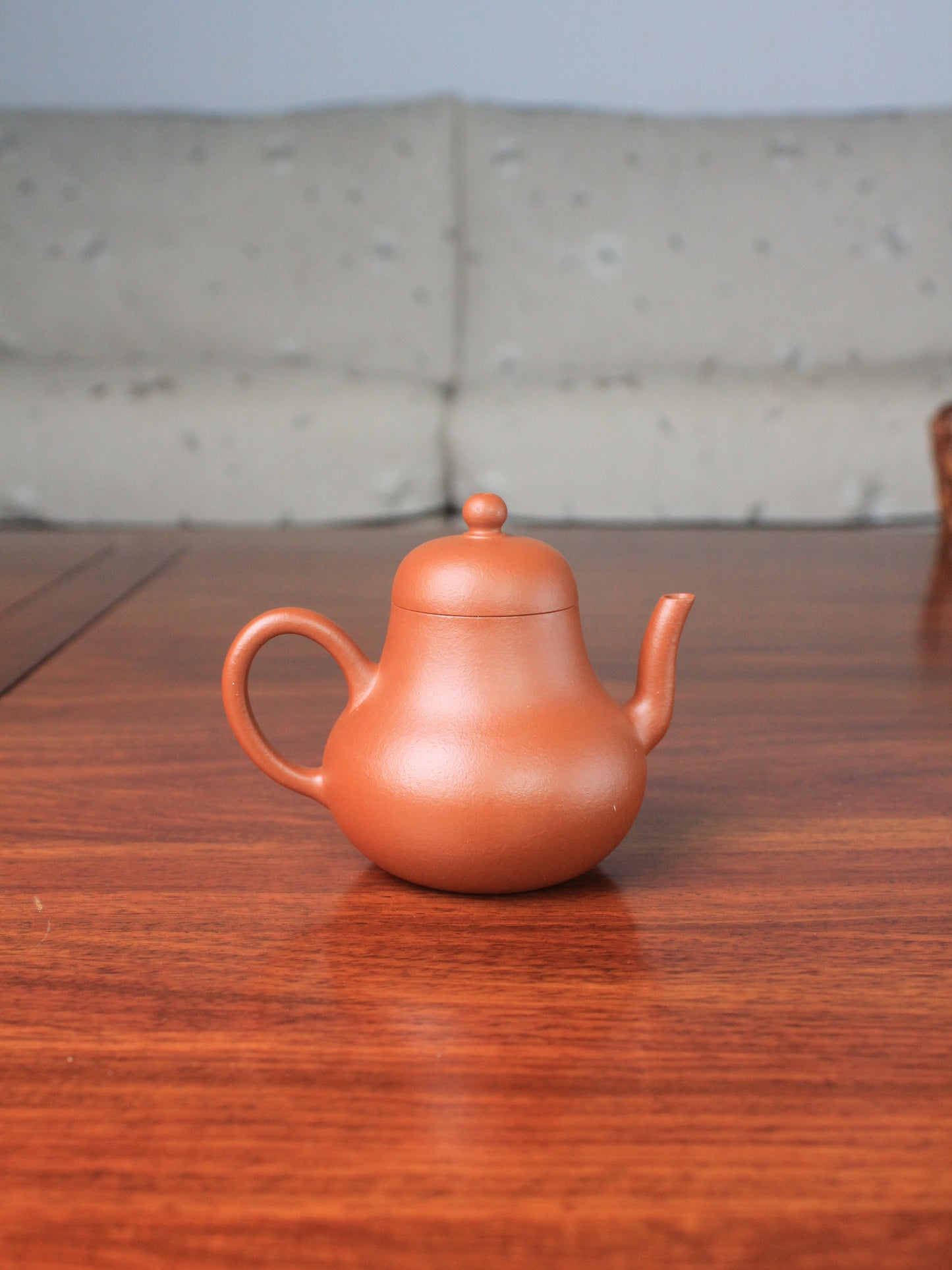 Back view of yi shing teapot si ting on the table