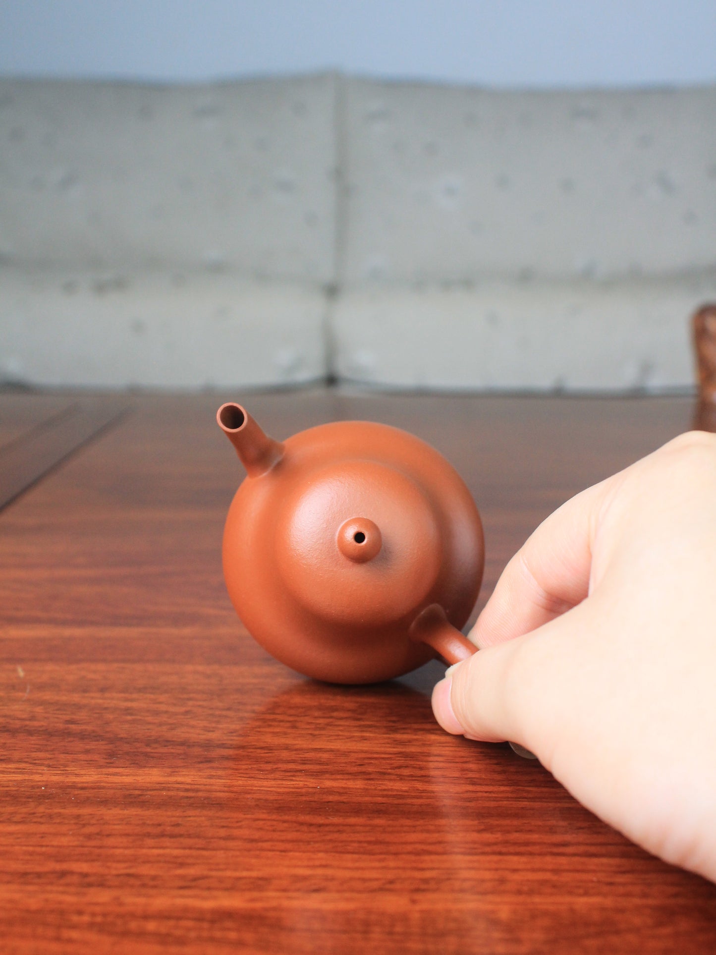 Top view of yi shing teapot si ting on the table