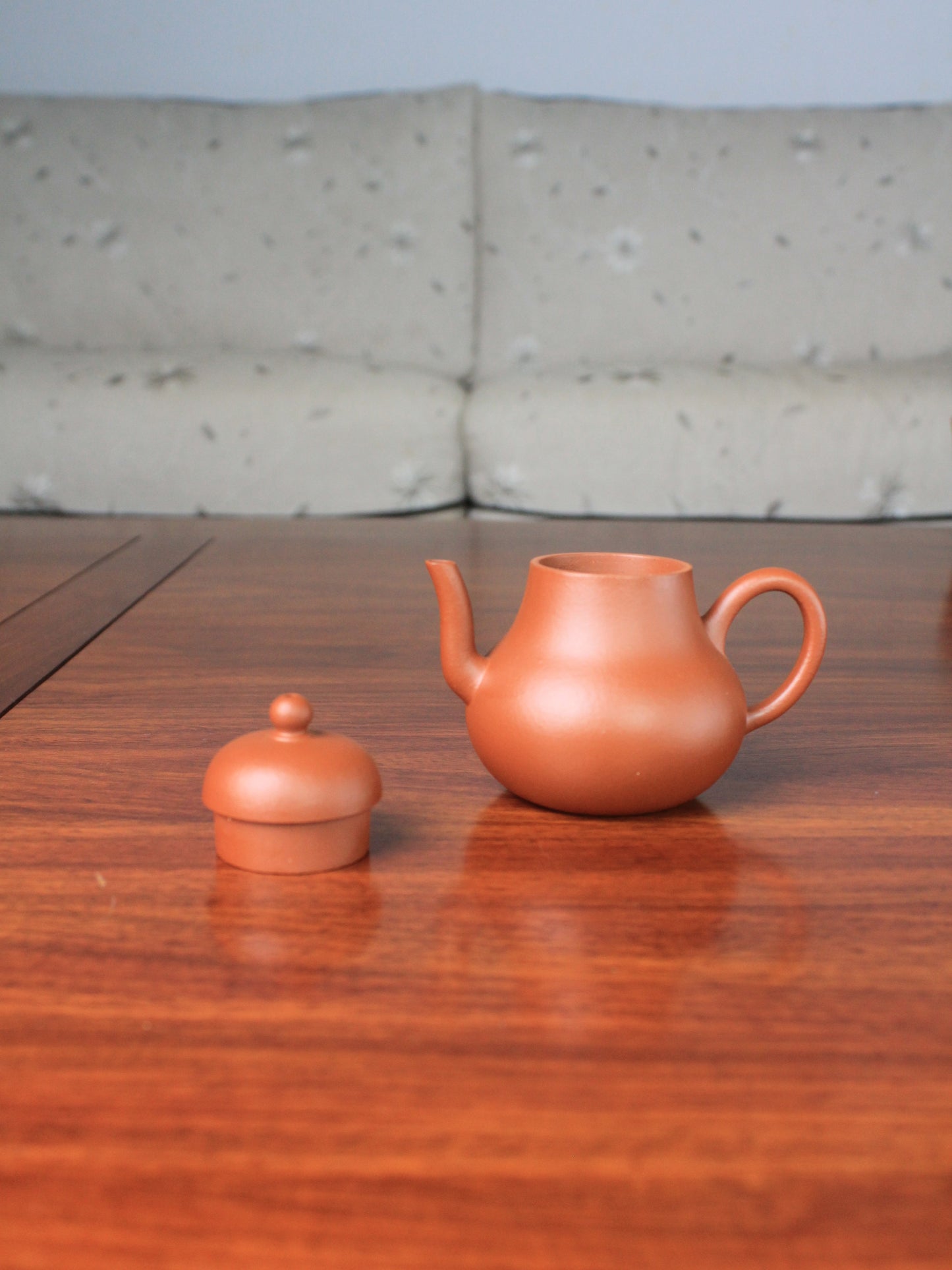 detail of yi shing teapot si ting on the table