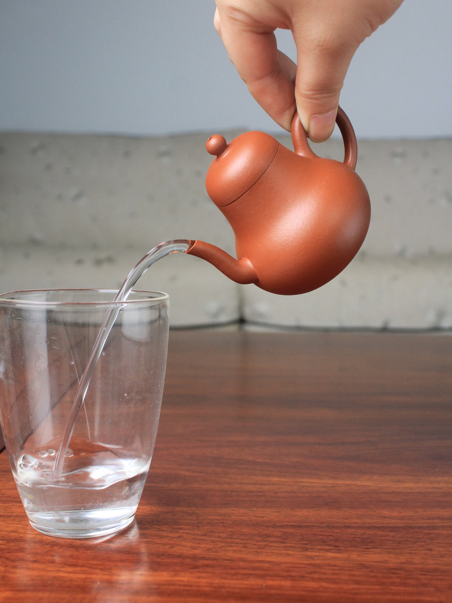 Perfect pour of the yi shing teapot si ting on the table