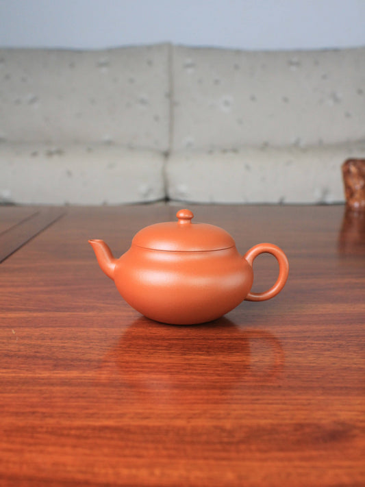 Yi shing teapot handmade on the table