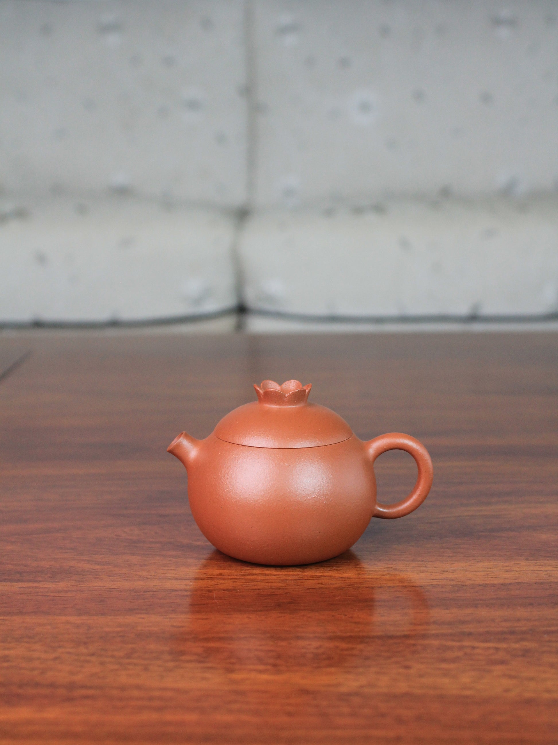yi shing teapot named flower on the table
