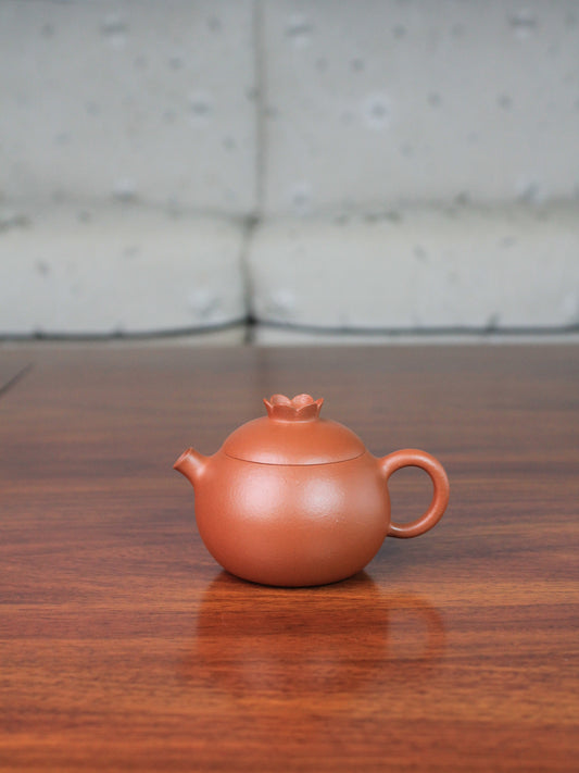 yi shing teapot named flower on the table