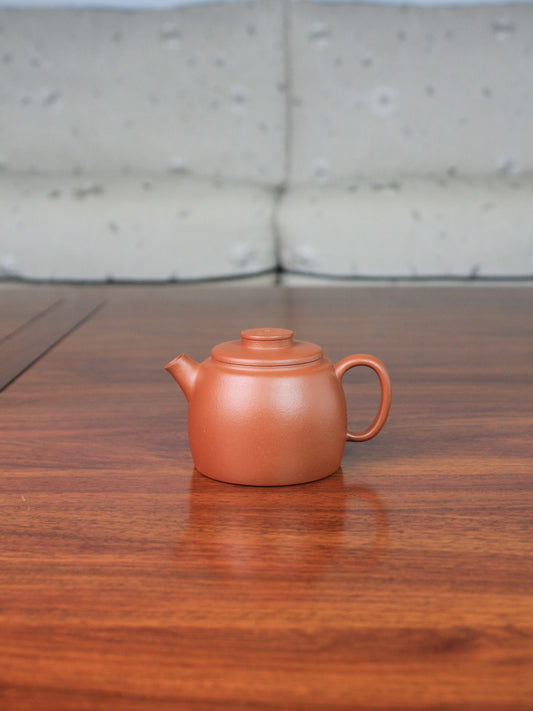 yi shing teapot named de zhong handmade with yixing clay