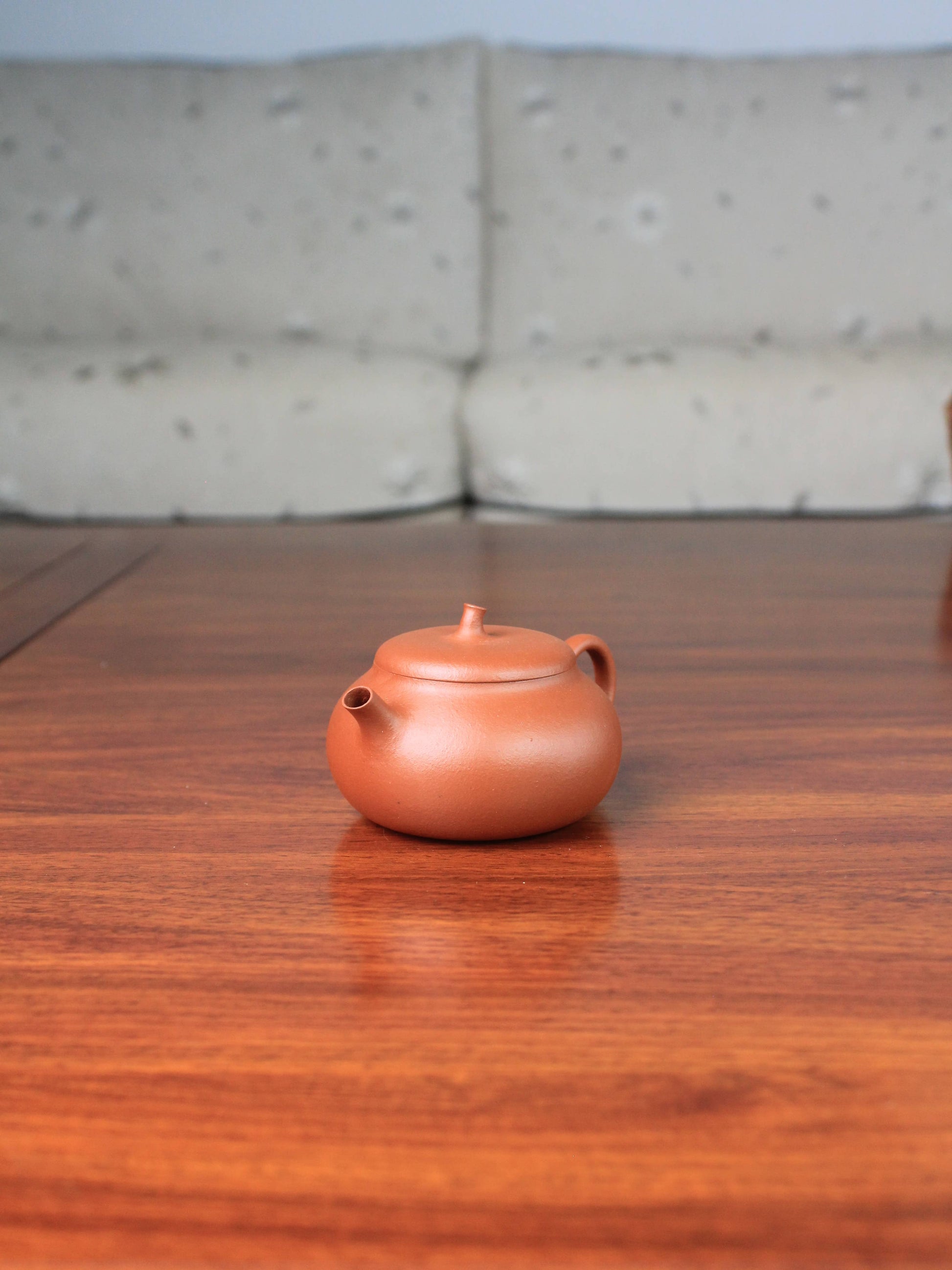 Right view of Yi shing teapot Qie Gua handmade with Zhu Ni clay
