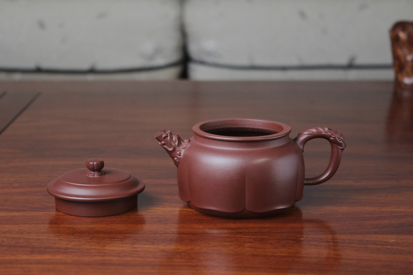The lid and the yixing clay teapot on the table