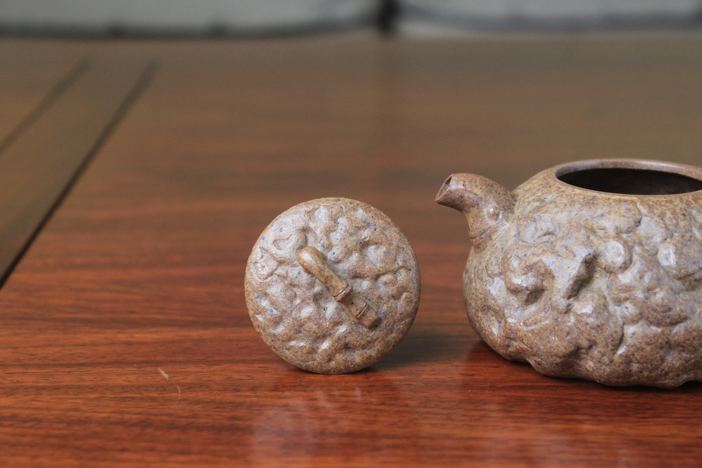 lid of yixing teapot gong chun fully handmade with purple clay on the table