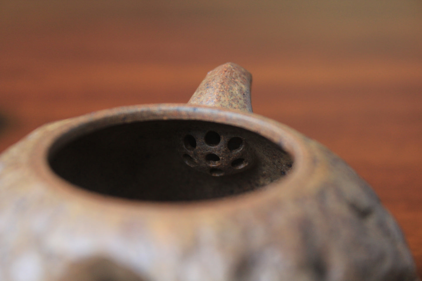 the filter of yixing teapot gong chun fully handmade with purple clay on the table