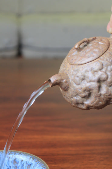 Pour of yixing teapot gong chun fully handmade with purple clay