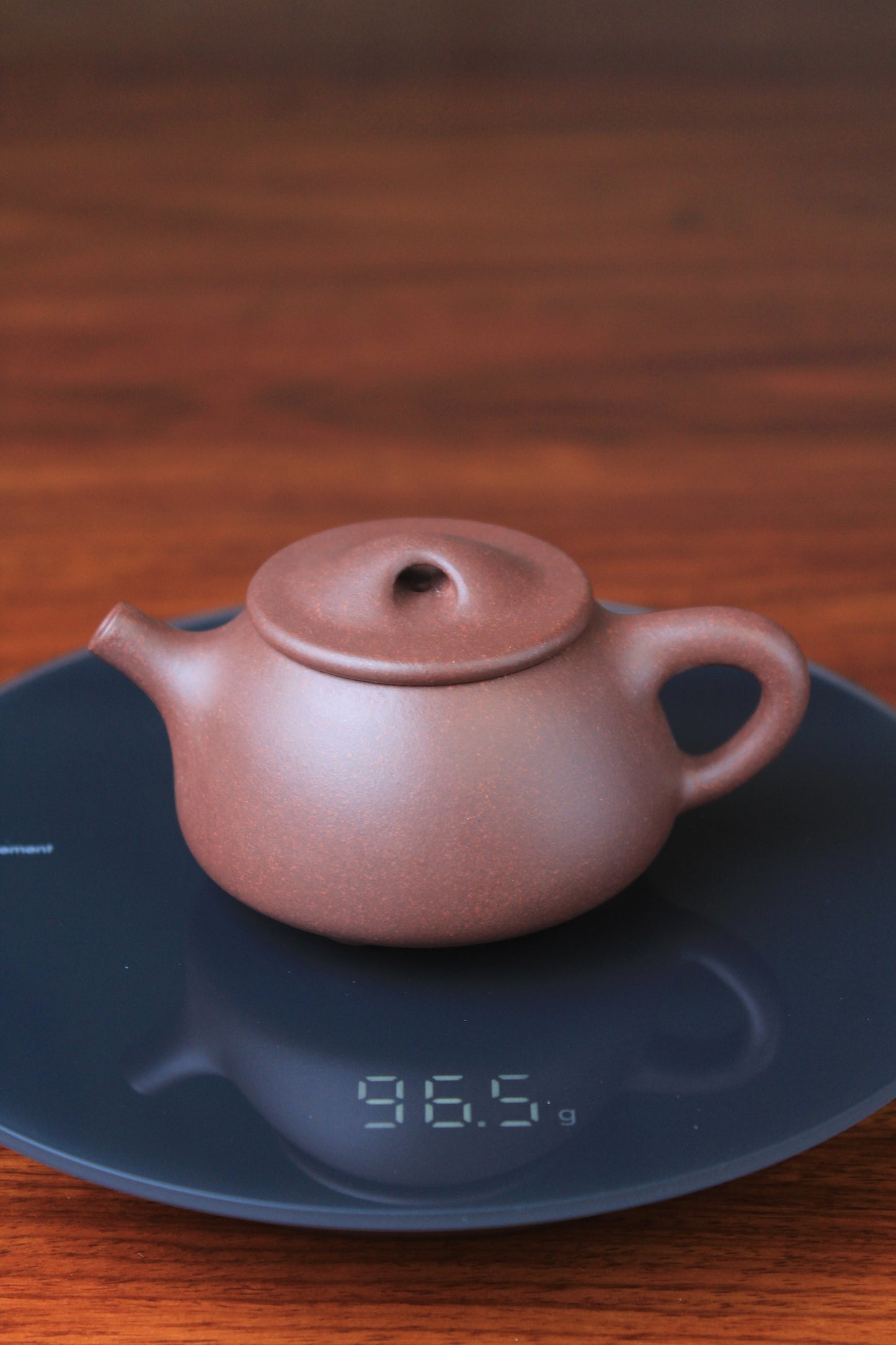The weight of the collectible teapot is 96g