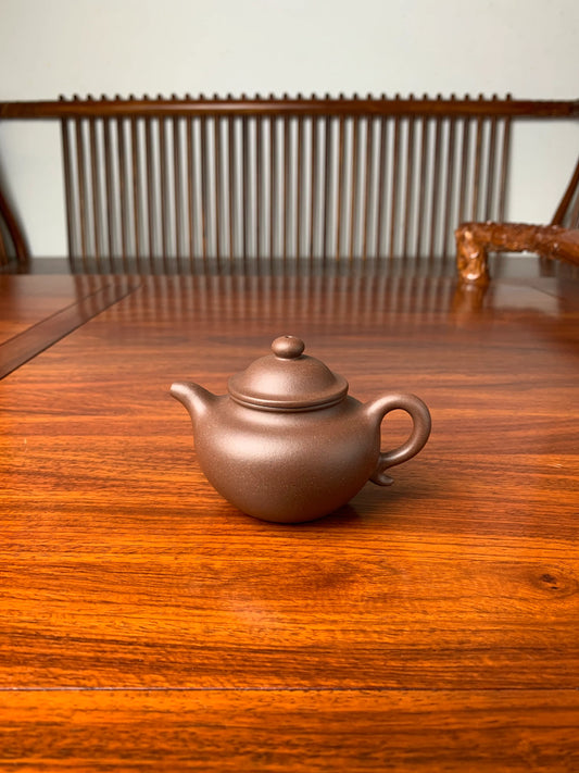 yixing zisha teapot da heng lian zi on the table