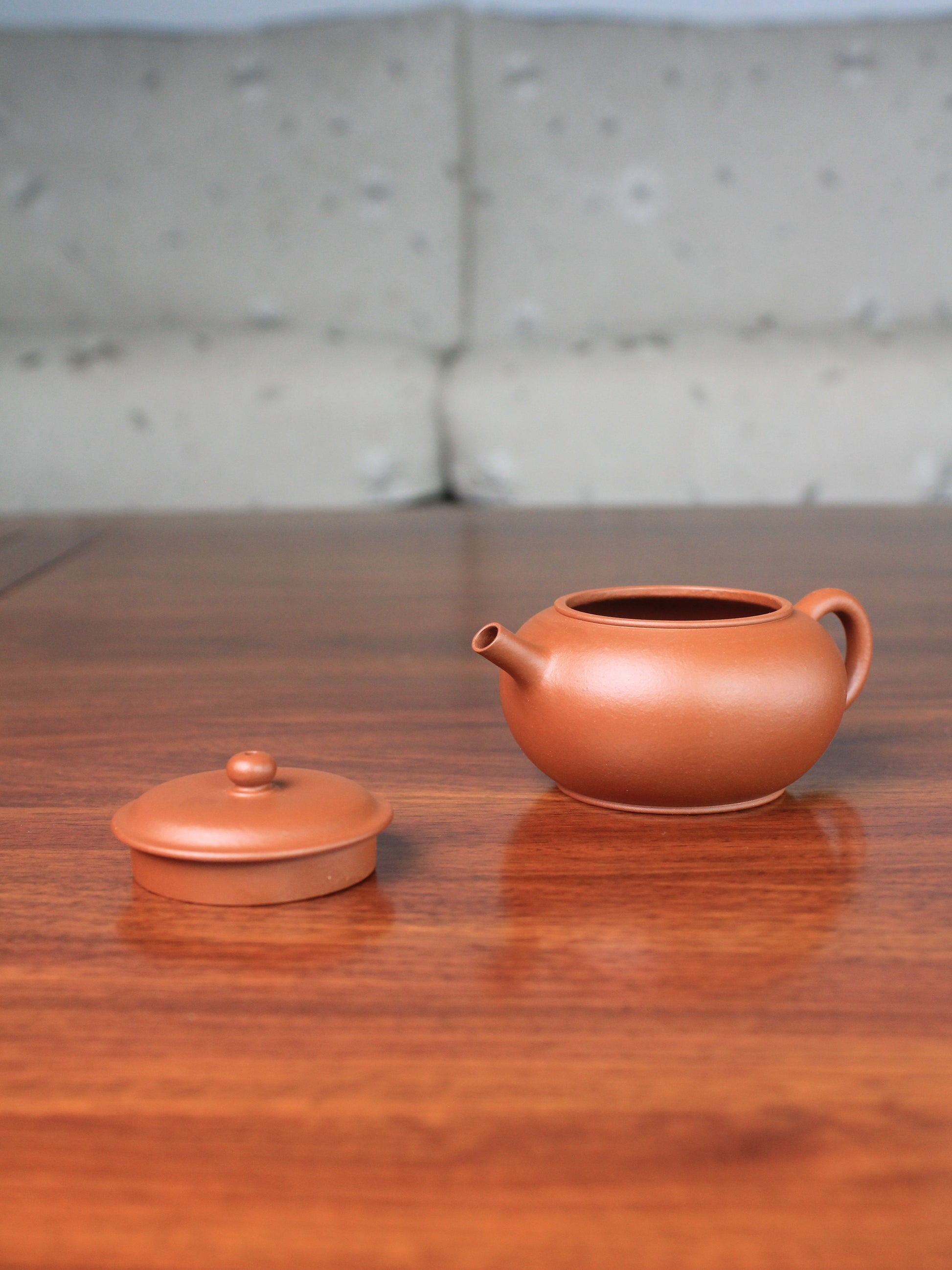 Right view of the zhuni teapot handmade with good zhuni clay
