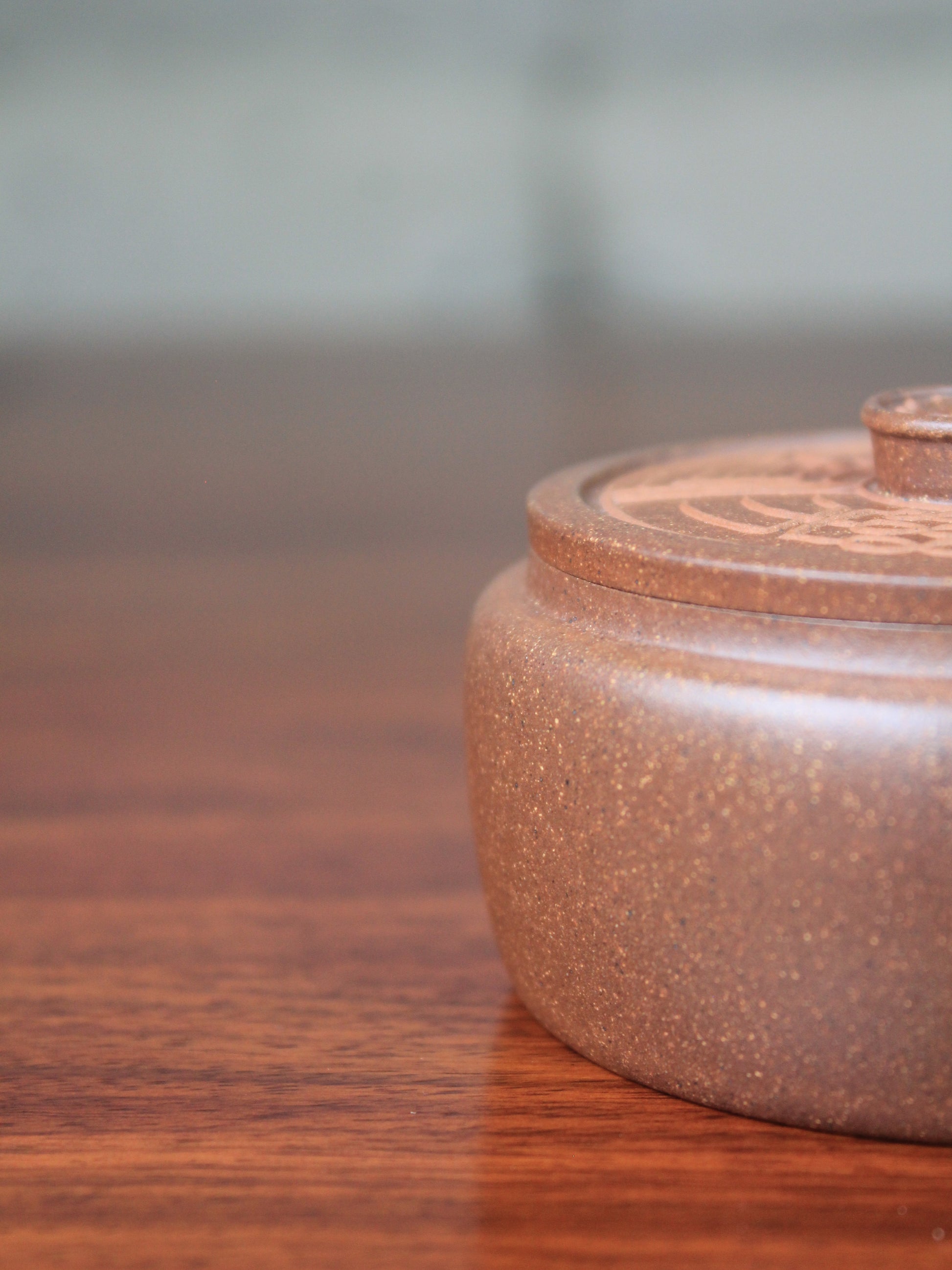 the side of the zisha teapot han wa