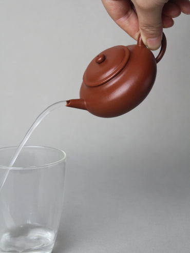 perfect pour of the shui ping zisha teapot