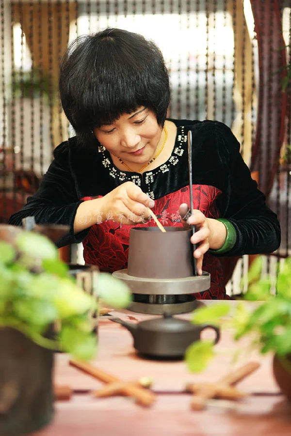 yixing teapot artist Dong Yafang